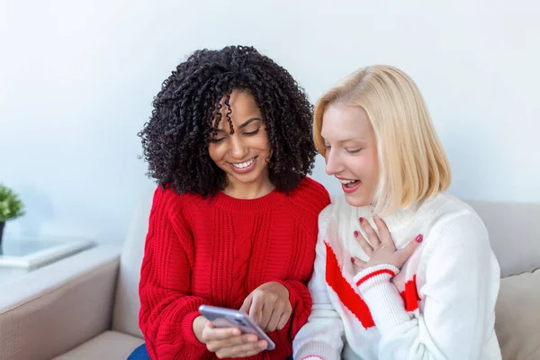 Glada Leende Unga Kvinnor Vänner Tittar Bilder Mobiltelefon Flickor Har — Stockfoto