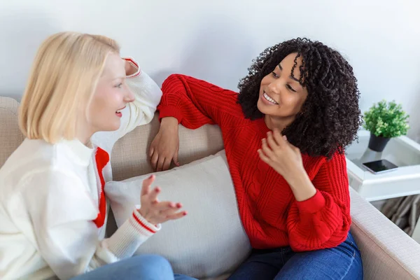Two Female Friends Sitting Sofa Best Friends Having Coffee Together — Stock Photo, Image