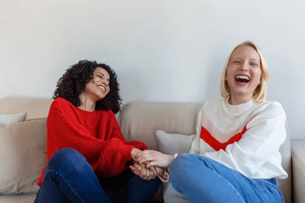 Weibliches Paar Liebt Glücksmomente Konzept Zwei Freunde Kuscheln Und Zeigen — Stockfoto
