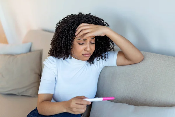 Грустная Обеспокоенная Африканская Американка Проверяющая Свой Недавний Тест Беременность Сидящая — стоковое фото