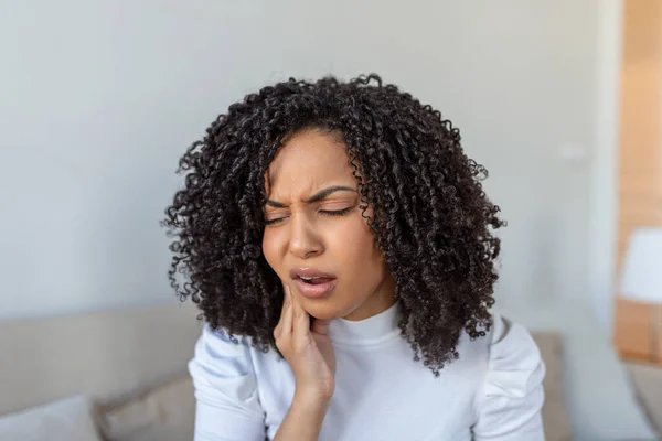 描述不快乐的非洲裔美国女人在家里牙疼的情形 牙齿保健和问题概念 库存照片 — 图库照片
