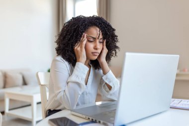 Ofis büro dizüstü atanması bir tıbbi danışmanlık, elektromanyetik radyasyon, hasta ödeme için tedavi online, kronik günlük baş ağrısı, acı önünde çalışan genç sinir bozucu kadın