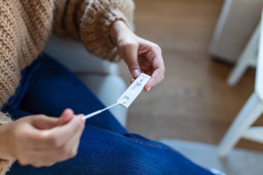 Coronavirus covid-19 için kendi kendini test eden genç Afrikalı bir kadın.