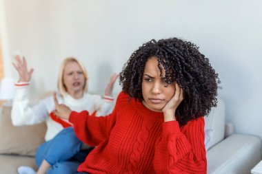 Duymak istemiyorum. Mutsuz, rahatsız, yorgun bir kadın. Yanında oturan arkadaşıyla iletişim kuruyor. Kanepede oturup elini sıkıyor. Arkadaşların evdeki kanepede tartışıyor. İki bayan arkadaş tartışıyor.