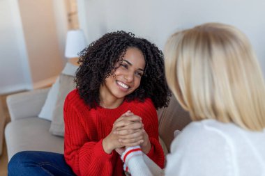 Kadın çift mutluluk anlarını sever, iki arkadaş kucaklaşır ve sevgi gösterir.