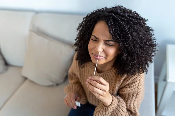 自宅でコロナウイルスPcr検査をしている間に綿棒を使用しているアフリカ系アメリカ人女性 コロナウイルスの迅速な診断テストを使用して女性 若いです女性に使用して鼻スワブのためのCovid — ストック写真