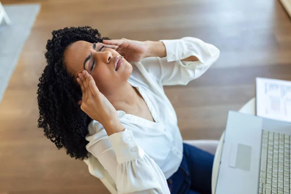 Wyczerpana Bizneswoman Bólem Głowy Biurze Afroamerykanka Pracująca Biurze Czuje Się — Zdjęcie stockowe