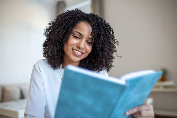 若い美しいアフリカ系アメリカ人女性が本を持ち 大学生が勉強し 語学を学ぶ 人々の概念 笑顔アフリカ系アメリカ人女性が家で本を読む — ストック写真