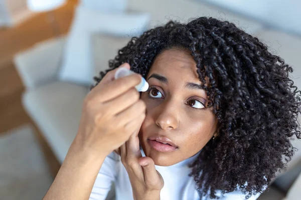 目薬やアレルギーを治療するために目の潤滑剤を落とす女性 眼の刺激や炎症を治療する病気の女性 眼の刺激や炎症を治療する女性 光症状 — ストック写真