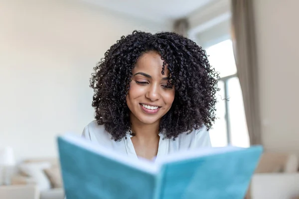 若い美しいアフリカ系アメリカ人女性が本を持ち 大学生が勉強し 語学を学ぶ 人々の概念 笑顔アフリカ系アメリカ人女性が家で本を読む — ストック写真