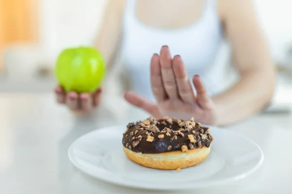 Koncepcja Zdrowia Diety Lub Dobry Młoda Kobieta Odrzucając Junk Food — Zdjęcie stockowe