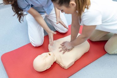 Kalp masajı (kardiyopulmoner resüsitasyon) sınıflarda suni teneffüs için tıbbi prosedür öğretiliyor. Doktor ve hemşire öğrenciler hastayı nasıl kurtaracaklarını öğreniyorlar..