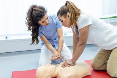 Kalp masajı (kardiyopulmoner resüsitasyon) sınıflarda suni teneffüs için tıbbi prosedür öğretiliyor. Doktor ve hemşire öğrenciler hastayı nasıl kurtaracaklarını öğreniyorlar..