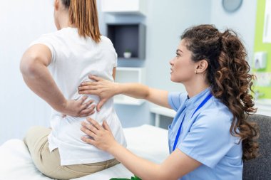 Fizyoterapist kadınlarda tedavi uyguluyor. Sırt ağrısı hastası, tedavi, tıp doktoru, masaj terapisti. Ofis sendromu.