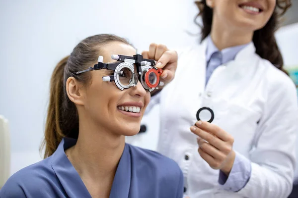 Okulista Badanie Kobieta Optometrist Rama Próbna Pacjentki Celu Sprawdzenia Wzroku — Zdjęcie stockowe