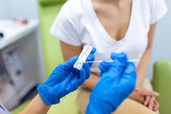 Docteur Qui Fait Test Rapide Coronavirus Hôpital Médecin Assistant Laboratoire — Photo
