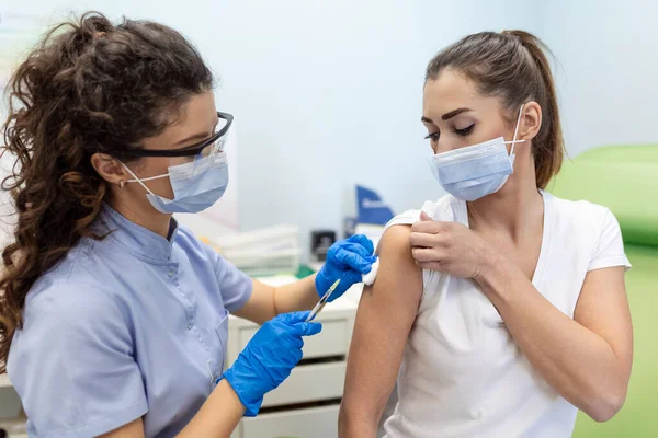 Γενικός Ιατρός Εμβολιάζει Ασθενή Στο Νοσοκομείο Χώρο Αντιγραφής Γιατρός Κάνει — Φωτογραφία Αρχείου