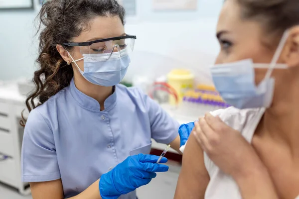 Γιατρός Εμβολιάζει Γυναίκα Ασθενή Στην Κλινική Γιατρός Κάνει Ένεση Γυναίκα — Φωτογραφία Αρχείου
