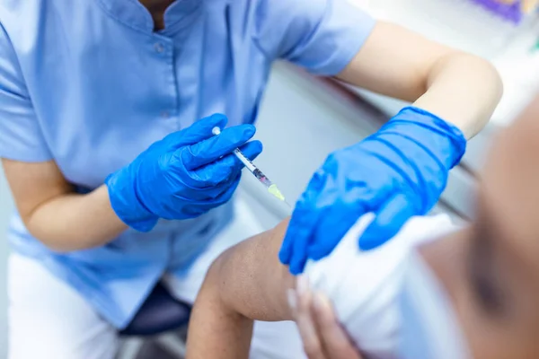Médecin Tenant Seringue Faisant Covide Dose Injection Vaccination Dans Épaule — Photo