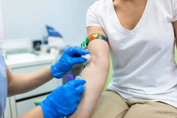 血液検査を行う医療技術者は患者のためにサービスを描きます 患者の血液サンプルを採取する滅菌ゴム手袋付きの研究室アシスタント — ストック写真