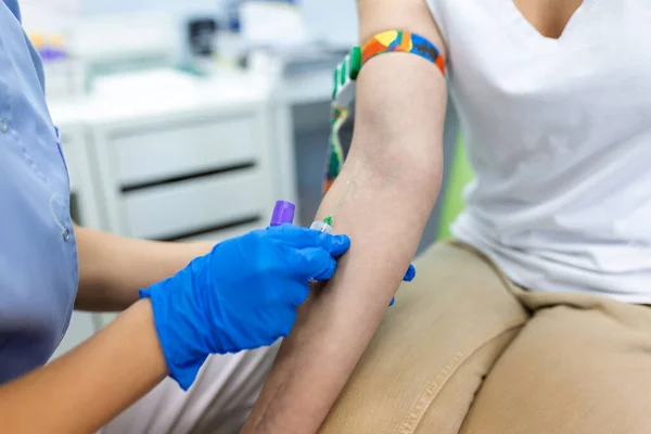血液検査を行う医療技術者は患者のためにサービスを描きます 患者の血液サンプルを採取する滅菌ゴム手袋付きの研究室アシスタント — ストック写真