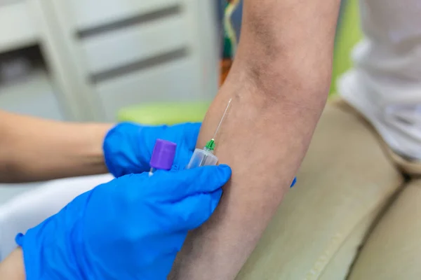 Technologue Médical Effectuant Prélèvement Sanguin Pour Patient Assistant Laboratoire Avec — Photo