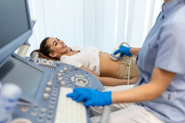 Kadın Hastayı Muayene Ederken Ultrason Tarayıcı Kullanan Beyaz Önlüklü Steril — Stok fotoğraf
