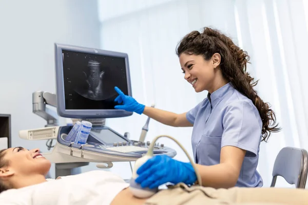 Karın Bölgesinde Ultrason Taraması Klinikte Kadın Kadına Yakın Çekim Doktor — Stok fotoğraf