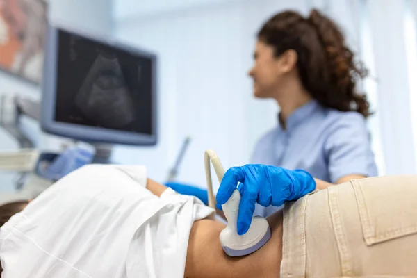 医生对病人的肾进行超声检查 内部器官超声的概念 用超声对女性下背侧进行诊断 — 图库照片