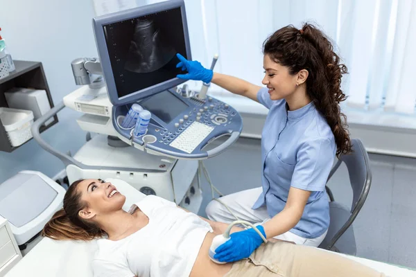 Karın Bölgesinde Ultrason Taraması Klinikte Kadın Kadına Yakın Çekim Doktor — Stok fotoğraf