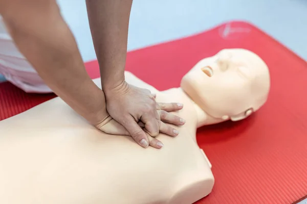 Cpr Class Instructors Talking Demonstrating Firt Aid Compressions Ans Reanimation — Stock Photo, Image