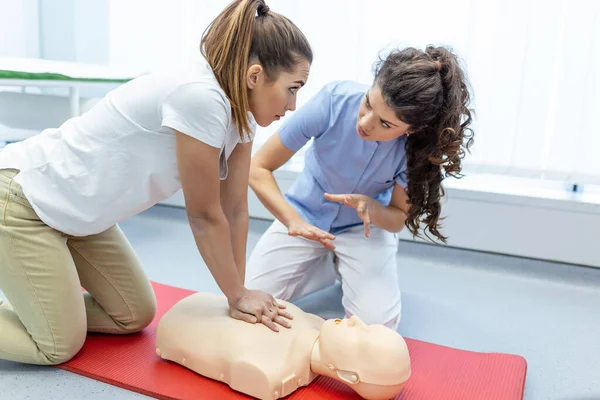 Estudantes Enfermagem Estão Aprendendo Resgatar Paciente Situação Emergência Treinamento Rcp — Fotografia de Stock