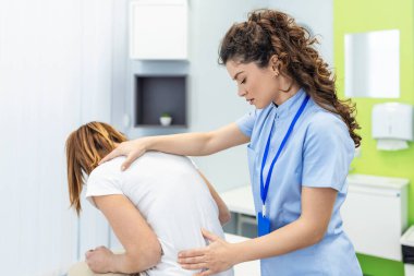 Klinikte müşterisi olan modern rehabilitasyon fizyoterapi çalışanı. Acı Rahatlatma Konsepti. Fizyoterapi, Yaralı Rehabilitasyon