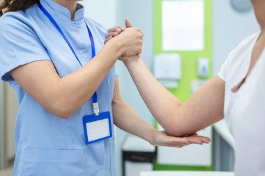 Doktor ya da fizyoterapist, sporcu hastaların yaralı kollarını tedavi etmek, esneme ve egzersiz, klinikte rehabilitasyon tedavisi....