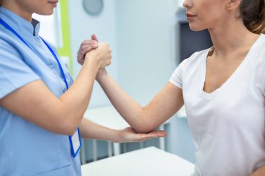 Doktor ya da fizyoterapist, sporcu hastaların yaralı kollarını tedavi etmek, esneme ve egzersiz, klinikte rehabilitasyon tedavisi....