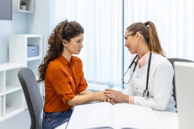 Sağlık ve tıbbi konsept. Hastanedeki hastanın doktoru. Ofiste çalışan ve hastayı dinleyen doktor semptomlarını, sağlık hizmetlerini ve yardım kavramlarını açıklıyor.