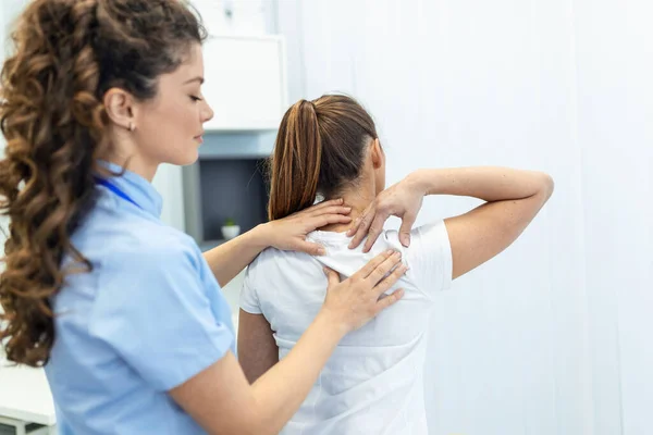 Physiotherapist Doing Healing Treatment Womans Back Back Pain Patient Treatment — Stock Photo, Image