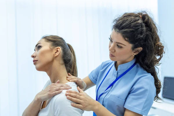 Woman Doctor Osteopath Medical Uniform Fixing Woman Patients Shoulder Back — Stock Photo, Image