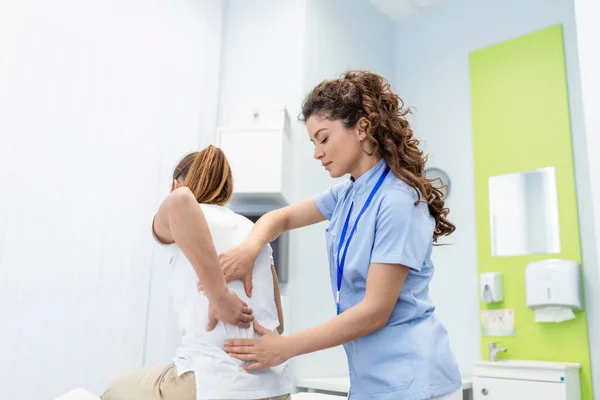 Fisioterapeuta Haciendo Tratamiento Curativo Mujeres Espalda Dolor Espalda Paciente Tratamiento —  Fotos de Stock