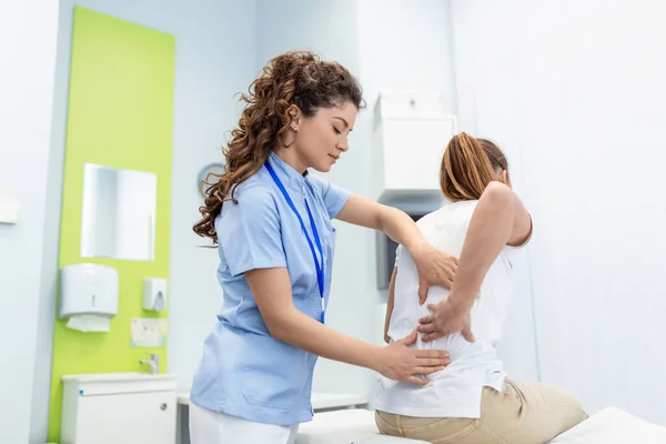Fysioterapeut Som Botar Kvinnor Ryggsmärta Patient Behandling Läkare Massage Terapeut — Stockfoto