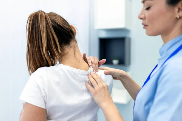 Woman Doctor Osteopath Medical Uniform Fixing Woman Patients Shoulder Back — Stock Photo, Image