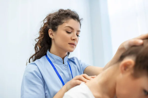 女性の首の治療を行う理学療法士 カイロプラクティック調整 疼痛緩和コンセプト オフィス症候群 — ストック写真