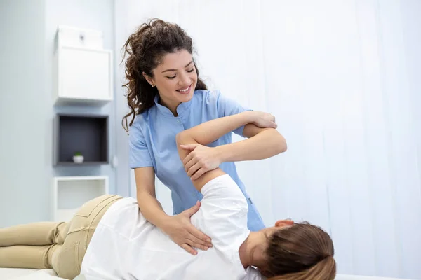 Fysiotherapeut Behandeling Patiënt Hand Vasthouden Schoudergewrichtsbehandeling Physical Arts Consulting Patient — Stockfoto