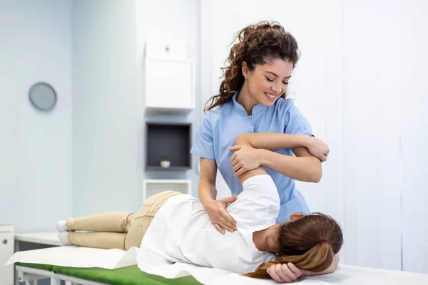Physiothérapeute Traitement Patient Tenant Main Patient Traitement Articulation Épaule Physique — Photo