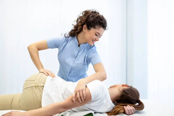 Ung Läkare Kiropraktor Eller Osteopat Fastställande Liggande Kvinnor Tillbaka Med — Stockfoto