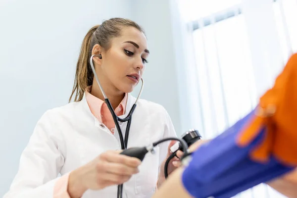 Läkare Som Använder Blodtrycksmätare Med Stetoskop Som Kontrollerar Blodtrycket Till — Stockfoto