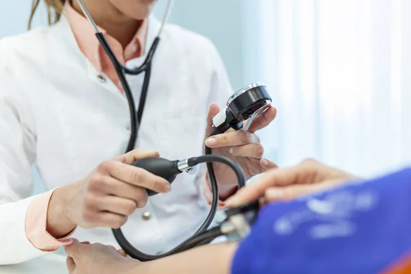 测量血压 年轻妇女在现代诊所看女医生 测量血压 压力表 高血压和高心率 — 图库照片