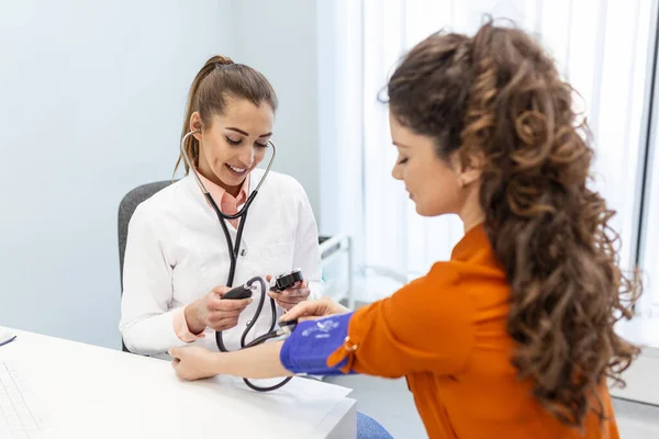Sjuksköterska Som Mäter Blodtrycket Hos Kvinnlig Patient Undersökning Kliniken Läkaren — Stockfoto