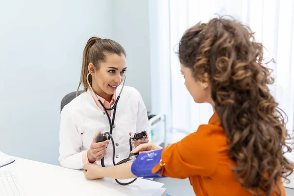 Sjuksköterska Som Mäter Blodtrycket Hos Kvinnlig Patient Undersökning Kliniken Läkaren — Stockfoto
