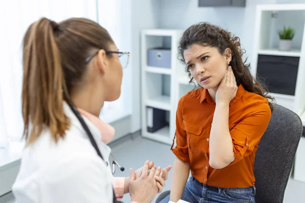 Boyun Ağrısı Olan Bir Kadın Ofiste Çalışan Hastayı Dinleyen Doktor — Stok fotoğraf